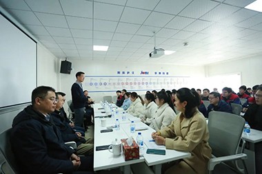 2023, en ny rejse Formand Mr. He fra Jwell Machinery ønskede alle ansatte et godt nytår på fabrikken i Zhejiang!